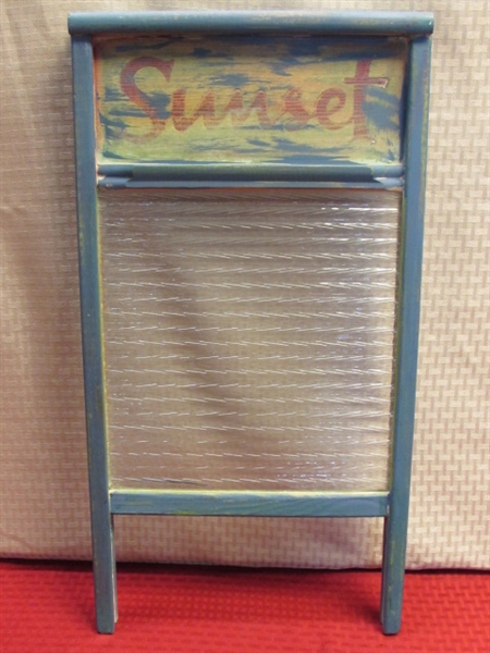 WONDERFUL VINTAGE SUNSET WASH BOARD WITH GLASS SCRUB PANEL