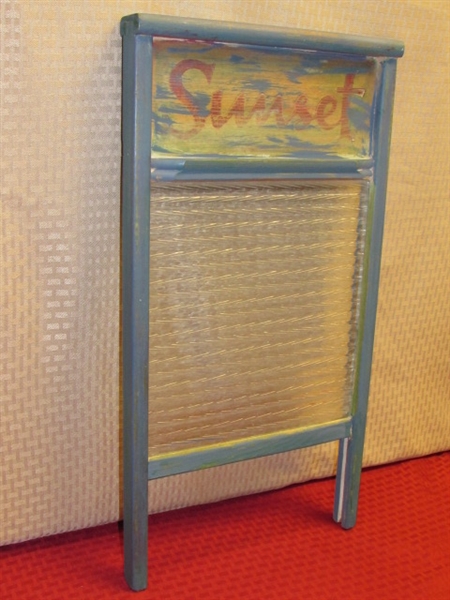 WONDERFUL VINTAGE SUNSET WASH BOARD WITH GLASS SCRUB PANEL