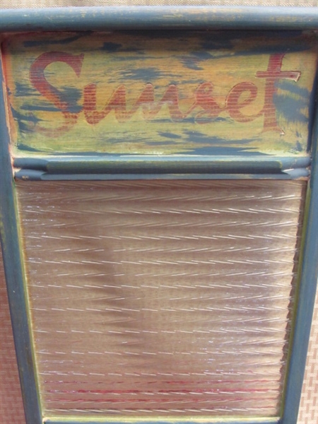 WONDERFUL VINTAGE SUNSET WASH BOARD WITH GLASS SCRUB PANEL