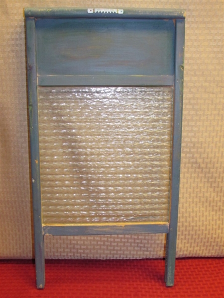 WONDERFUL VINTAGE SUNSET WASH BOARD WITH GLASS SCRUB PANEL