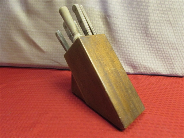 OLD HOMESTEAD STAINLESS STEEL KNIVES IN SOLID WOOD KNIFE BLOCK 