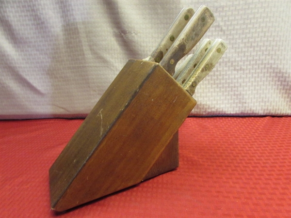 OLD HOMESTEAD STAINLESS STEEL KNIVES IN SOLID WOOD KNIFE BLOCK 