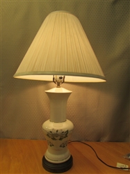 ELEGANT PORCELAIN TABLE LAMP WITH 24K ACCENTS & HAND PAINTED WHITE FLOWERS