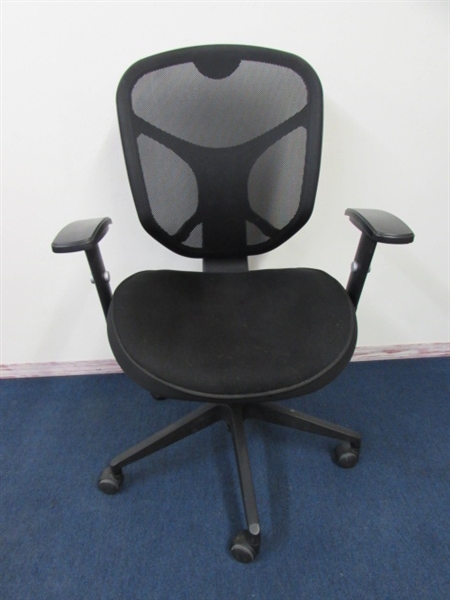 COMFORTABLE ROLLING OFFICE CHAIR 