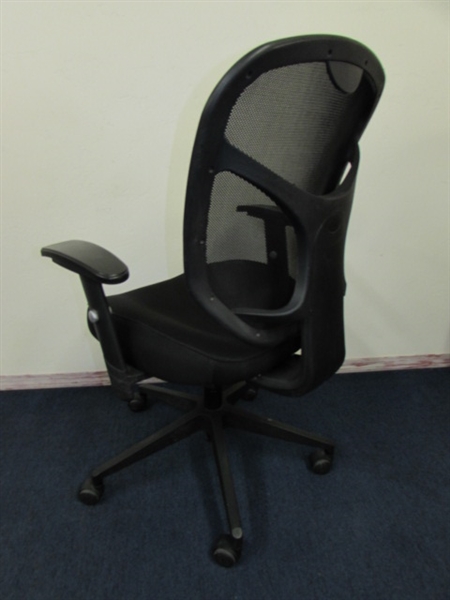 COMFORTABLE ROLLING OFFICE CHAIR 