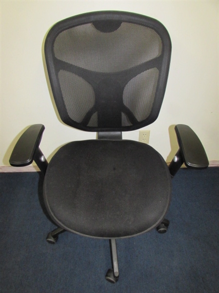 Lot Detail - COMFORTABLE ROLLING OFFICE CHAIR