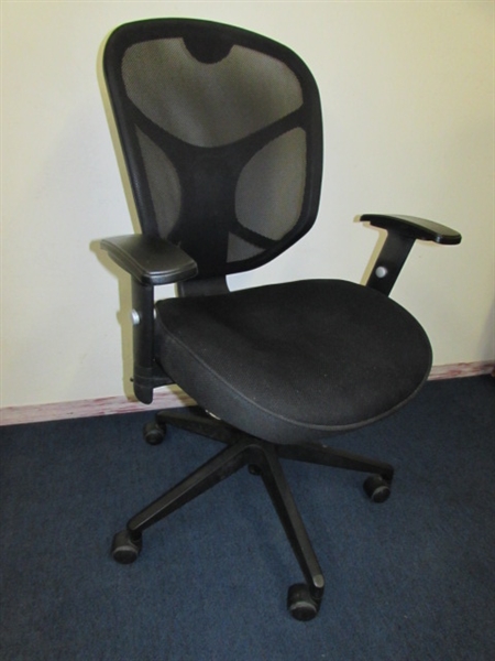 COMFORTABLE ROLLING OFFICE CHAIR 