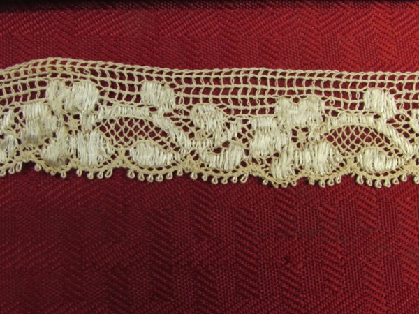 A FULL CARD OF DELICATE OLD LACE & OLD LACE TABLE RUNNER WITH FRINGE