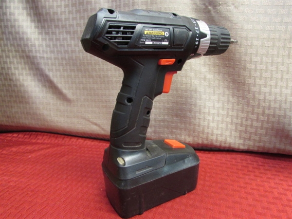 18 VOLT CORDLESS DRILL MASTER 3/8 DRILL/DRIVER, FLASHLIGHT & CHARGER