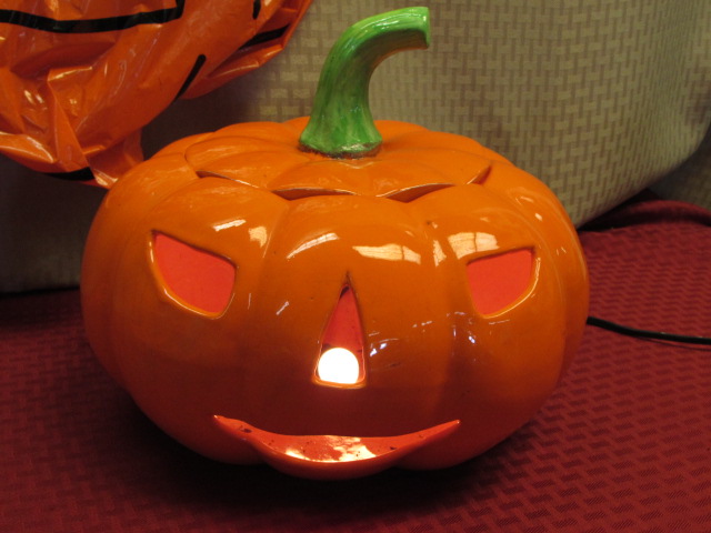 Lot Detail - FANTASTIC HALLOWEEN DÉCOR-VINTAGE CERAMIC LIGHT UP JACK-O ...