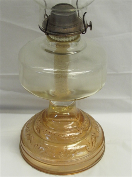 BEAUTIFUL VINTAGE HURRICANE LAMP WITH ORNATE BASE & DECORATIVE GLASS CHIMNEY