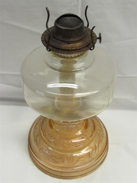 BEAUTIFUL VINTAGE HURRICANE LAMP WITH ORNATE BASE & DECORATIVE GLASS CHIMNEY