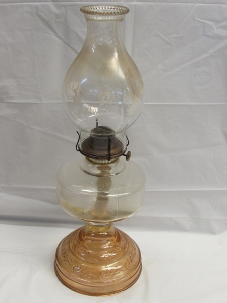 BEAUTIFUL VINTAGE HURRICANE LAMP WITH ORNATE BASE & DECORATIVE GLASS CHIMNEY