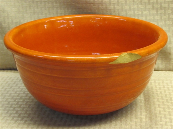 FOUR VIBRANT VINTAGE POTTERY SERVING BOWLS, ONE MARKED BAUER LOS ANGELES 