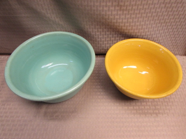 FOUR VIBRANT VINTAGE POTTERY SERVING BOWLS, ONE MARKED BAUER LOS ANGELES 