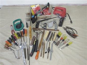 WE HAVE AN AMAZING ARRAY OF TOOLS IN THIS LOT STARTING WITH SEVENTEEN SCREWDRIVERS & A NICE VARIABLE SPEED JIG SAW PLUS MUCH MORE.