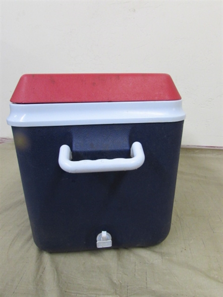 FIVE GALLON RUBBERMAID BEVERAGE CONTAINER AND ICE CHEST