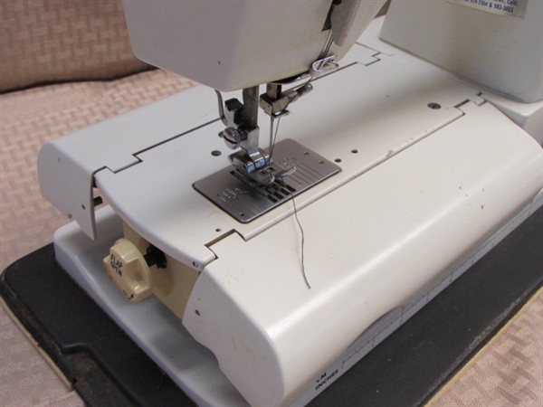 VINTAGE WHITE PORTABLE SEWING MACHINE MODEL 710