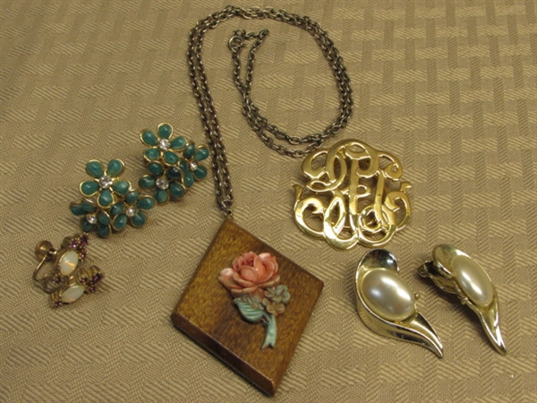 VERY PRETTY VINTAGE JEWELRY!  RINGS, NECKLACES & FAUX PEARLS, BEADS & MORE