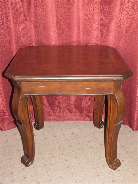 ATTRACTIVE END/SIDE TABLE WITH DARK FINISH & ORNATE LEGS