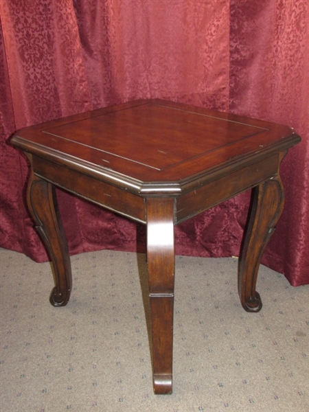 ATTRACTIVE END/SIDE TABLE WITH DARK FINISH & ORNATE LEGS