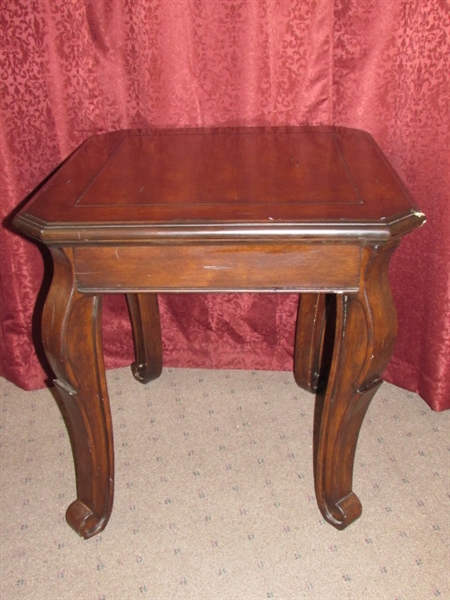 ATTRACTIVE END/SIDE TABLE WITH DARK FINISH & ORNATE LEGS