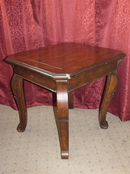 ATTRACTIVE END/SIDE TABLE WITH DARK FINISH & ORNATE LEGS