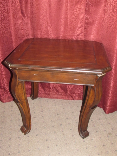 ATTRACTIVE END/SIDE TABLE WITH DARK FINISH & ORNATE LEGS