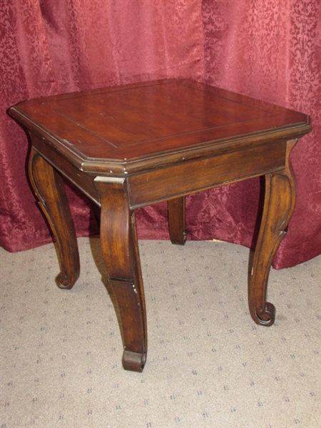 ATTRACTIVE END/SIDE TABLE WITH DARK FINISH & ORNATE LEGS