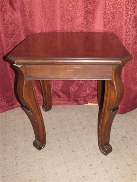 ATTRACTIVE END/SIDE TABLE WITH DARK FINISH & ORNATE LEGS