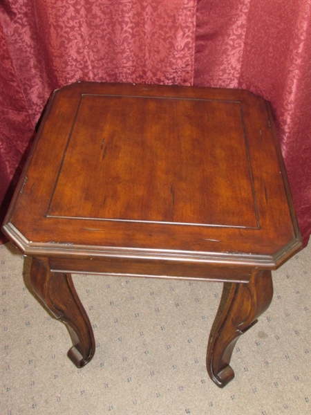 ATTRACTIVE END/SIDE TABLE WITH DARK FINISH & ORNATE LEGS