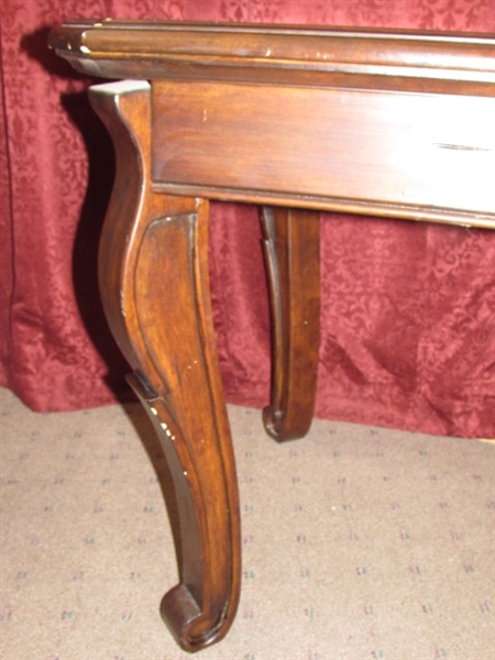 ATTRACTIVE END/SIDE TABLE WITH DARK FINISH & ORNATE LEGS