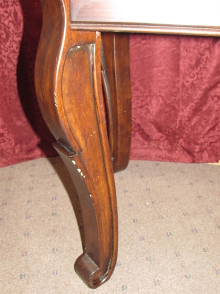 ATTRACTIVE END/SIDE TABLE WITH DARK FINISH & ORNATE LEGS