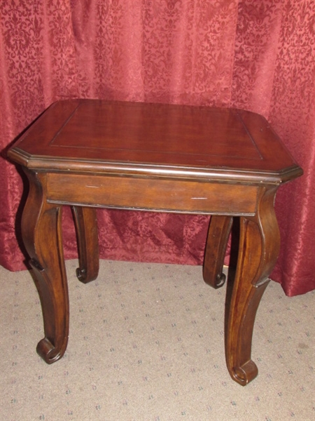 ATTRACTIVE END/SIDE TABLE WITH DARK FINISH & ORNATE LEGS