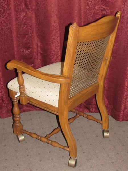 LOVELY SOLID OAK CAPTAINS CHAIR ON CASTERS