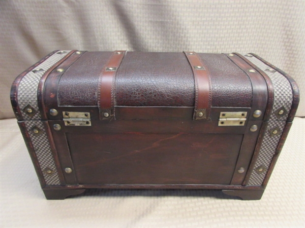 PANDORA'S BOX!  VERY PRETTY DECORATIVE STORAGE CHEST, LIKE NEW!