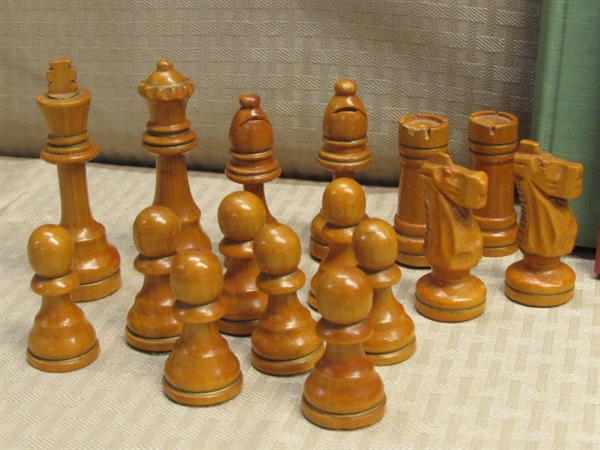 VINTAGE HAND CARVED CHESS PIECES, ALL 32 & 3 VINTAGE BOOKS ON CHESS STRATEGY