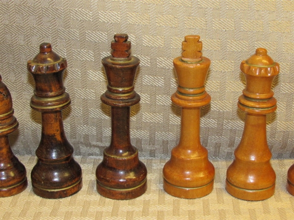 VINTAGE HAND CARVED CHESS PIECES, ALL 32 & 3 VINTAGE BOOKS ON CHESS STRATEGY