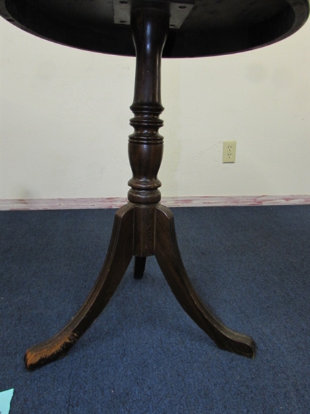 VINTAGE/ANTIQUE  ROUND HALL TABLE 