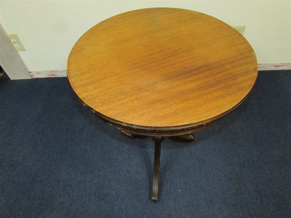 VINTAGE/ANTIQUE  ROUND HALL TABLE 