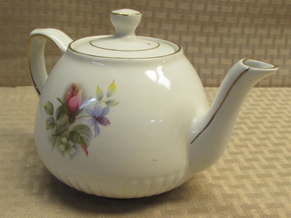 SWEET VINTAGE ELLGREAVE GENUINE IRONSTONE TEAPOT