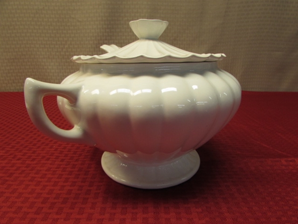 ELEGANT CALIFORNIA POTTERY SOUP TUREEN