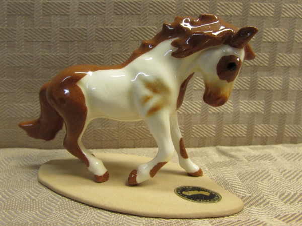 COLLECTIBLE PORCELAIN HAGEN-RENAKER OVERO PINTO MINIATURE HORSE