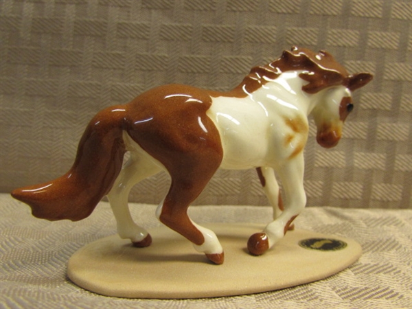 COLLECTIBLE PORCELAIN HAGEN-RENAKER OVERO PINTO MINIATURE HORSE