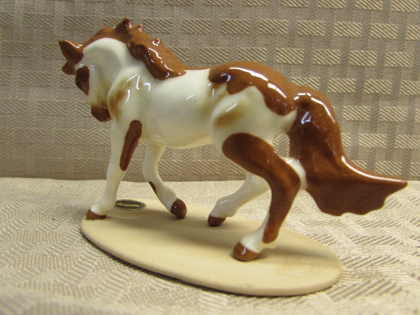 COLLECTIBLE PORCELAIN HAGEN-RENAKER OVERO PINTO MINIATURE HORSE