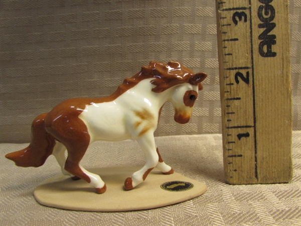 COLLECTIBLE PORCELAIN HAGEN-RENAKER OVERO PINTO MINIATURE HORSE