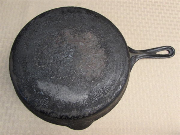 VINTAGE #8 CAST IRON SKILLET