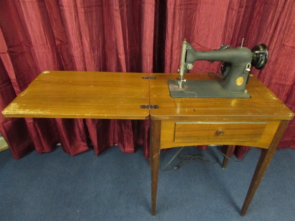  NICE VINTAGE SINGER SEWING MACHINE & CABINET