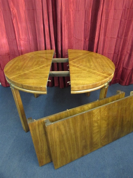 VINTAGE SOLID WOOD DINING ROOM/NOOK TABLE