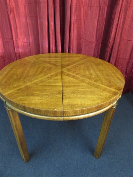 VINTAGE SOLID WOOD DINING ROOM/NOOK TABLE